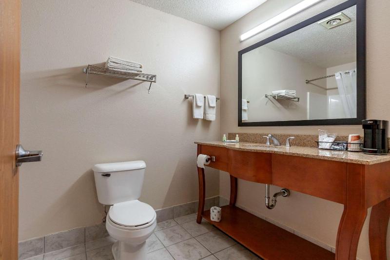 Queen Room with Two Queen Beds - Non-Smoking image 4