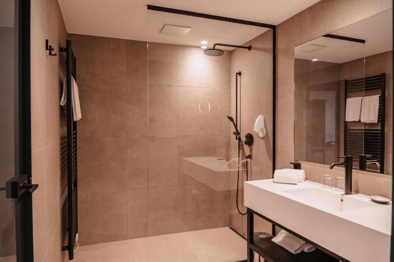 Deluxe Double Room with Balcony image 3
