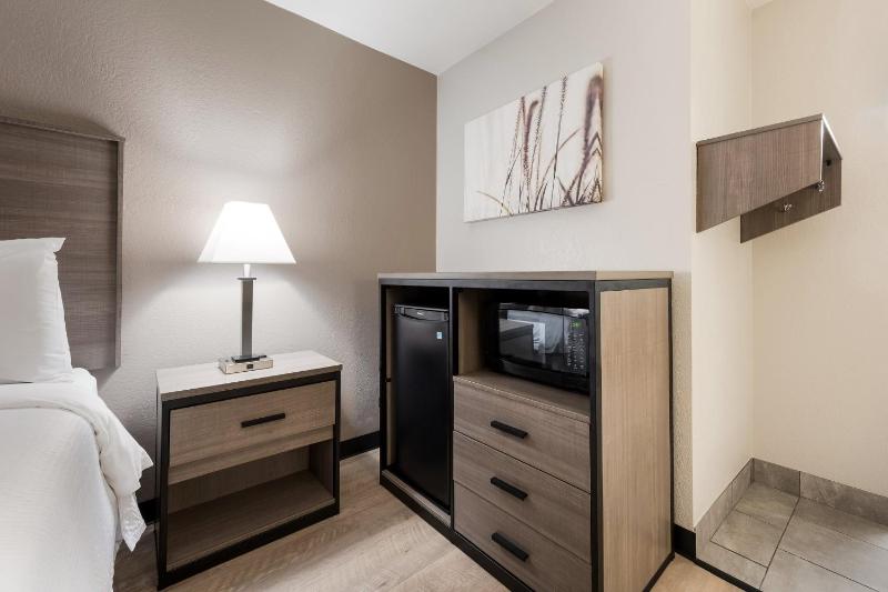 Renovated Deluxe Room with One Double Bed Disability Access Non-Smoking image 4