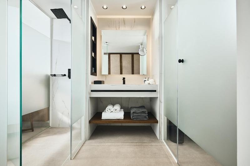 Double Room with Sea View image 4