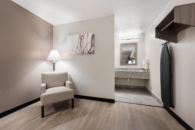 Renovated Superior King Room Non-Smoking image 4