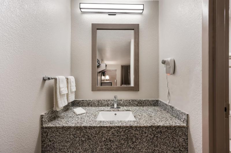 Renovated Deluxe Room with Two Double Beds Non-Smoking image 3