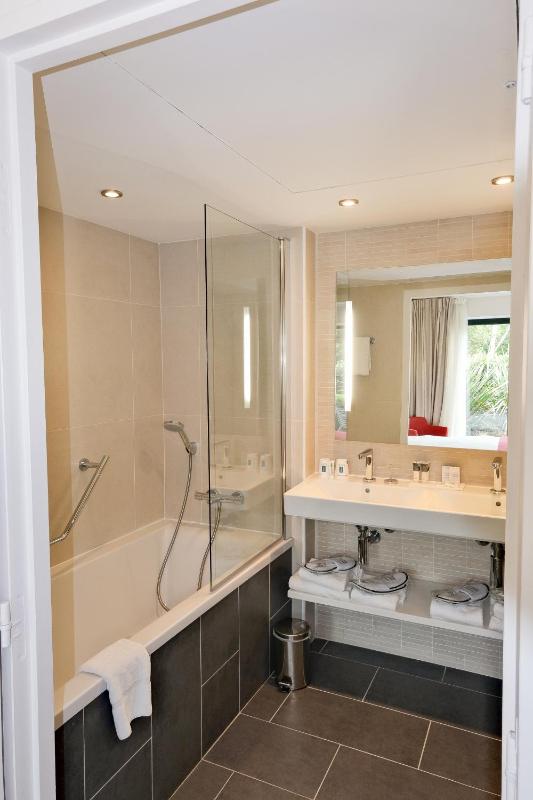 Premium Suite with Garden View image 3