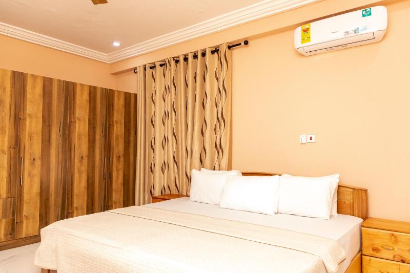 3 Bed Furnished Apartment - Wifi Parking Aircon - image 9