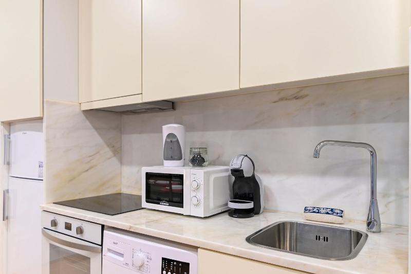 BmyGuest - Patio de Santa Catarina Apartment - image 6