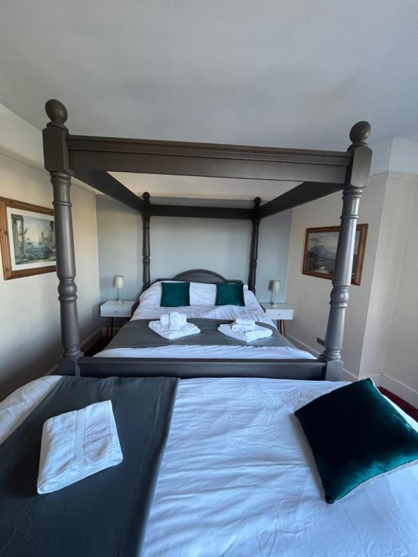 Four Poster/Family Room image 1