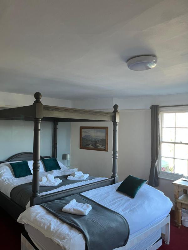 Four Poster/Family Room image 3