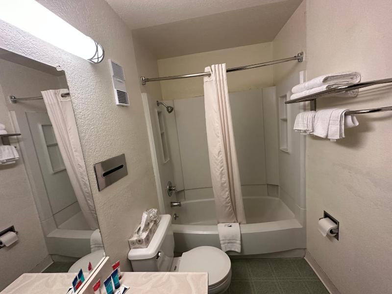 Queen Room image 1