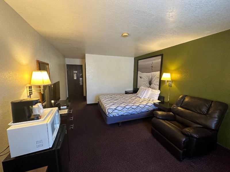 Standard Queen Room image 4