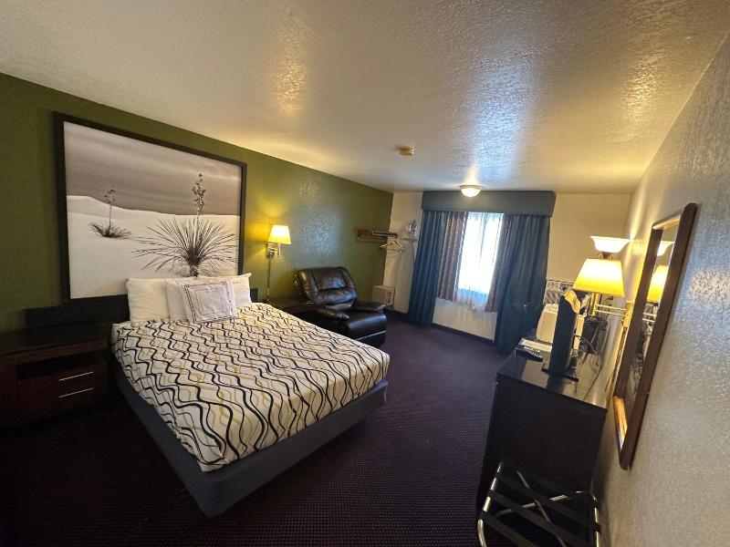 Standard Queen Room image 3