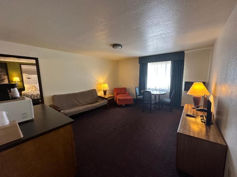 Queen Suite image 3