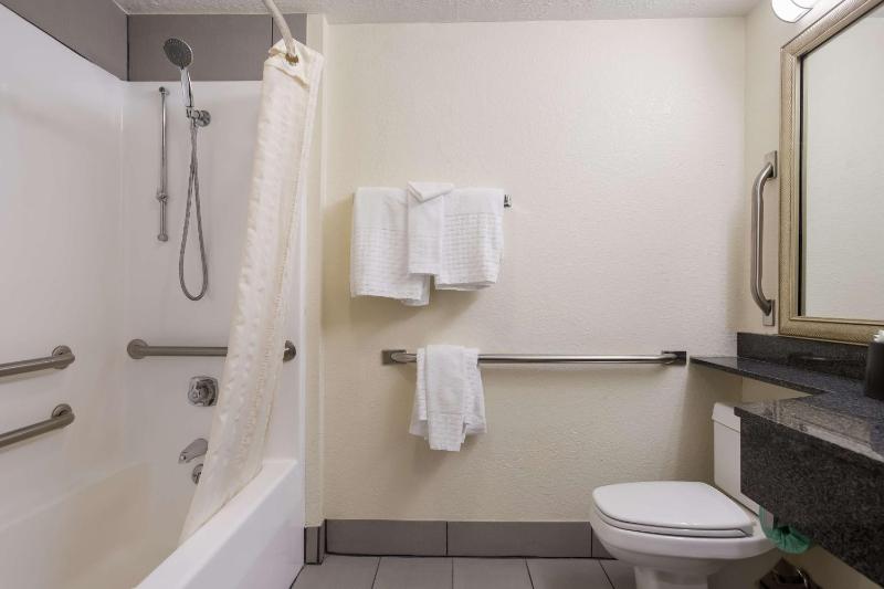 Double Room with Two Double Beds - Accessible image 3