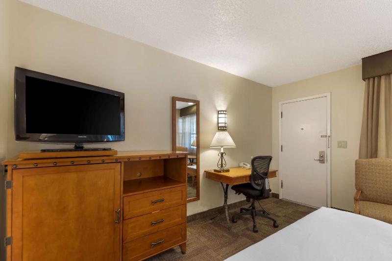 Queen Room - Non-Smoking image 2