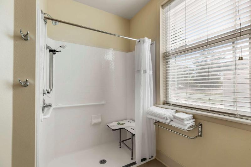 Queen Room with Two Queen Beds and Roll-In Shower - Mobility Accessible image 3