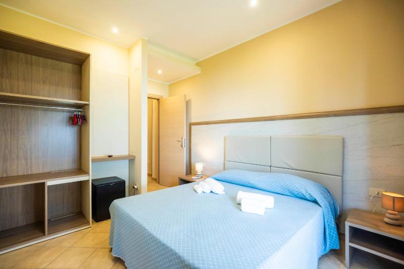 Deluxe Double Room with Balcony and Sea View image 4