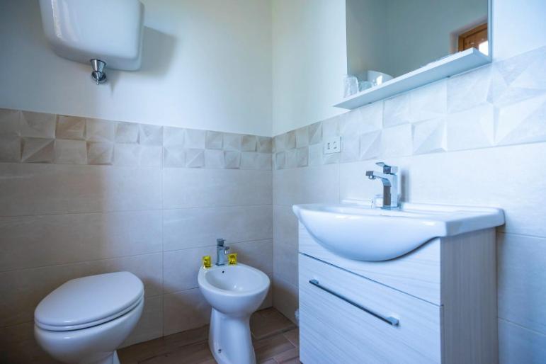 Deluxe Double Room with Balcony and Sea View image 3