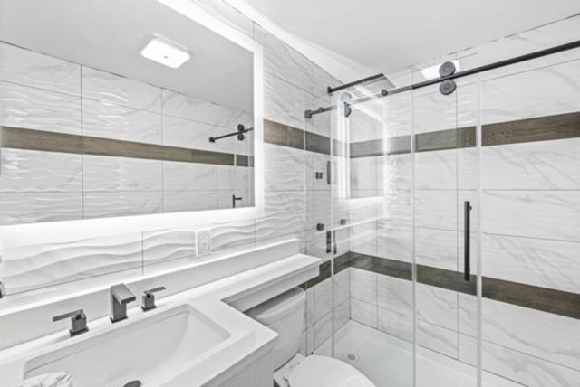 Deluxe King Room image 4