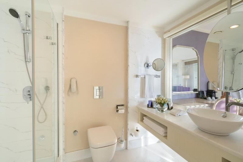 Deluxe twin bed room with sea view image 1