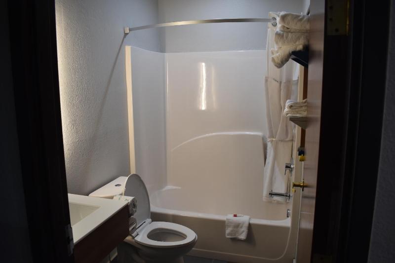 Deluxe Queen Room with Two Queen Beds- Non-Smoking image 4