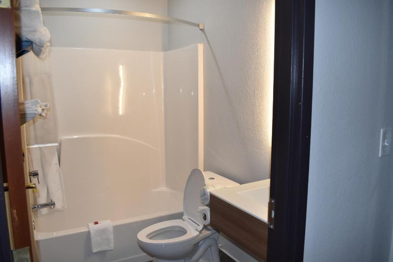 King Room - Non-Smoking image 3