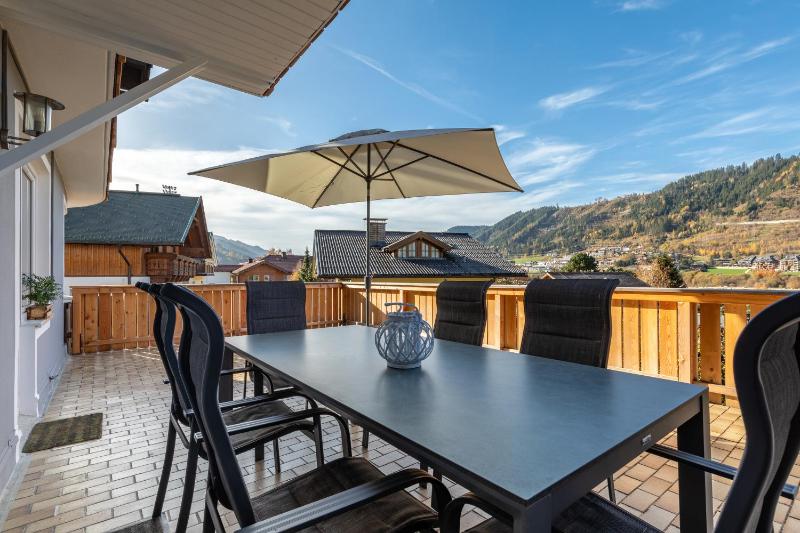 Three-Bedroom Apartment with Terrace and Mountain View image 4