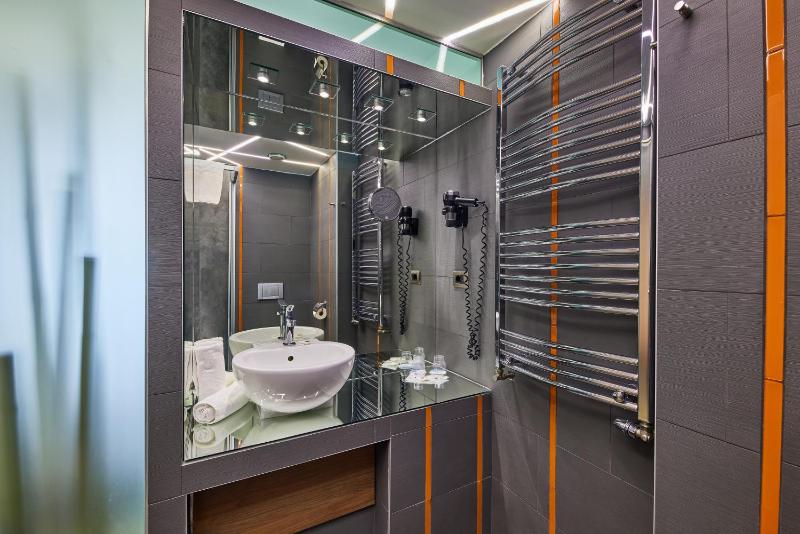 Double or Twin Room image 3