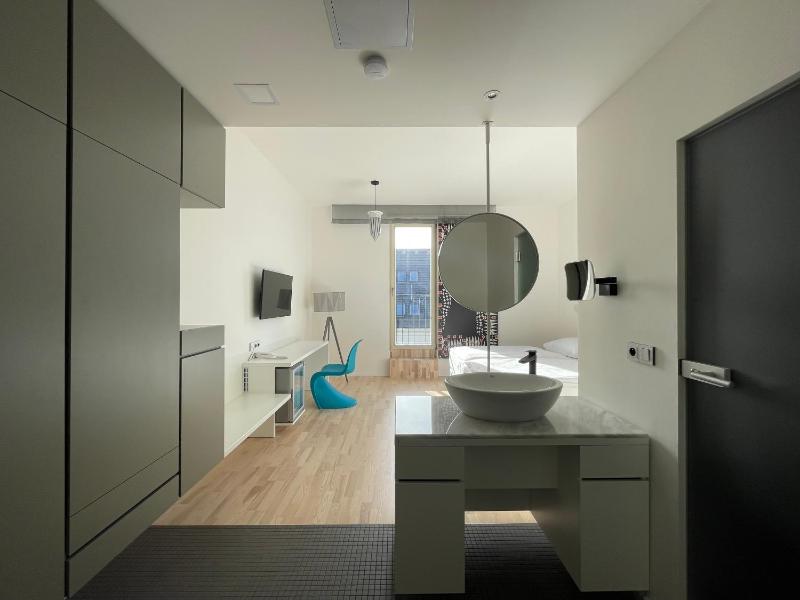 Deluxe Double or Twin Room image 1
