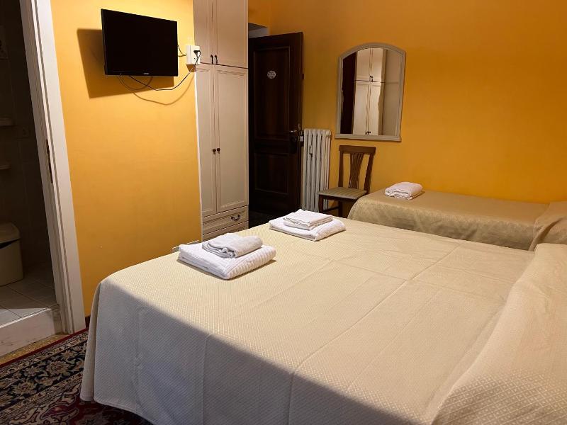 Classic Triple Room image 3