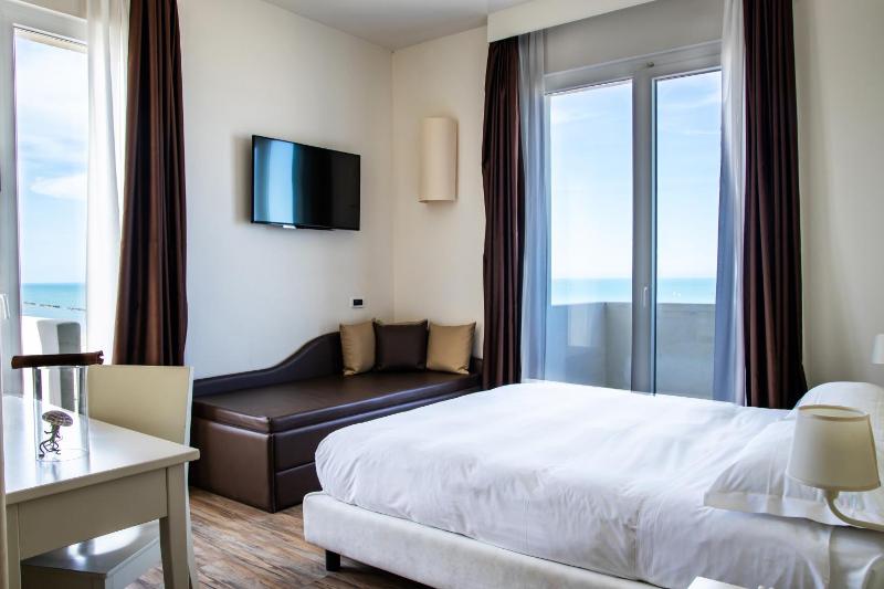 Deluxe Double or Twin Room image 1