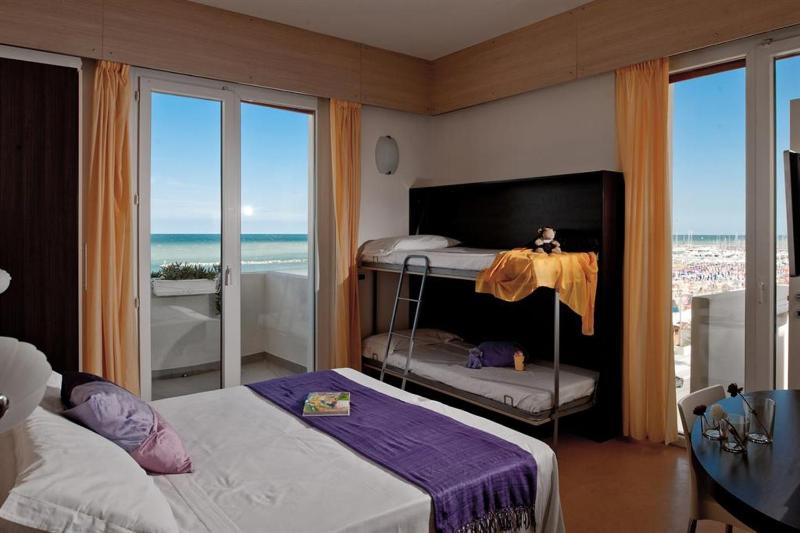 Deluxe Double or Twin Room image 4