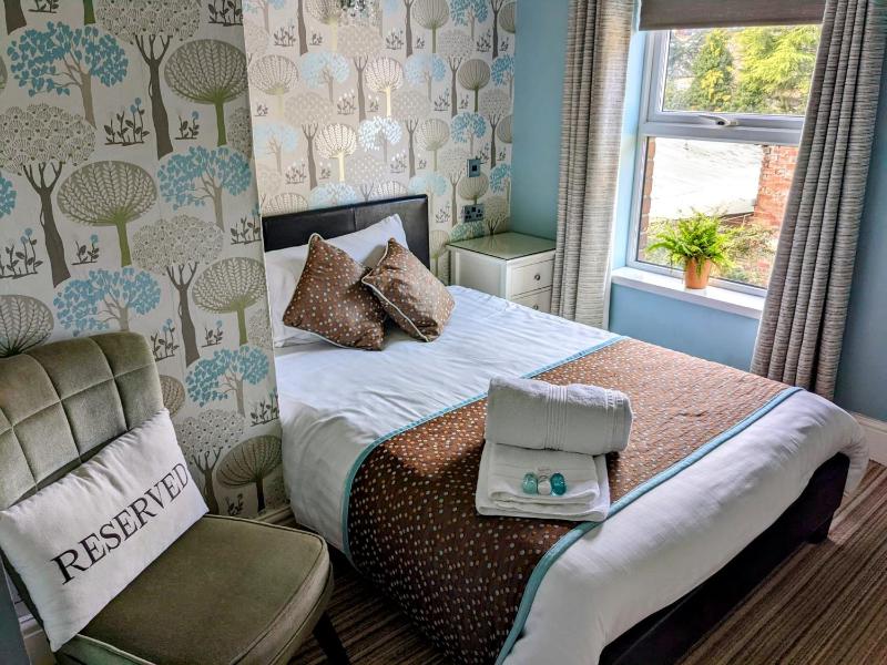 Single Room with Bathroom image 2