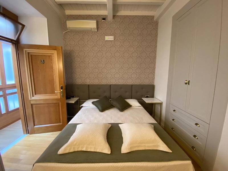 Double Room with Private Bathroom image 1