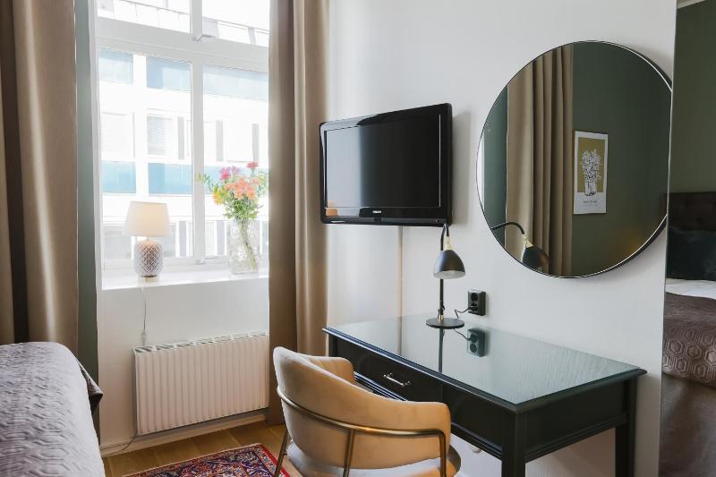 Compact Double Room image 4