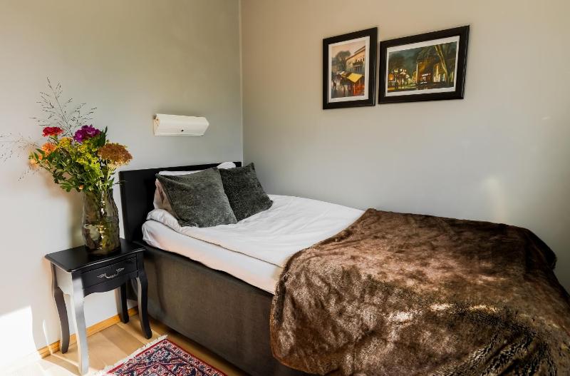 Compact Single Room image 3