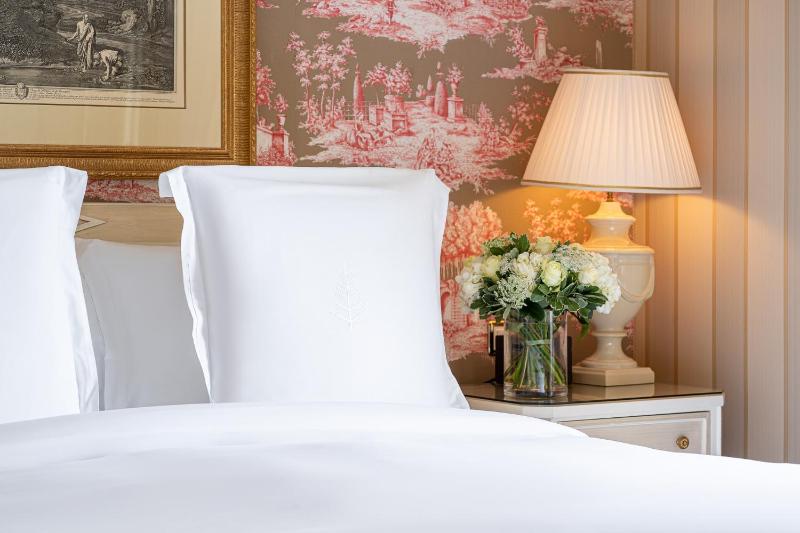 Mont Blanc Suite King Bed image 1
