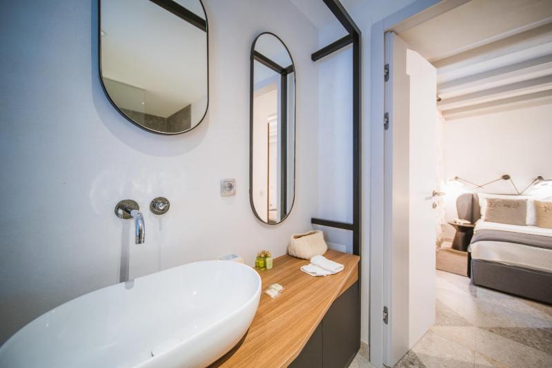 Superior Queen Double Room with Balcony image 3