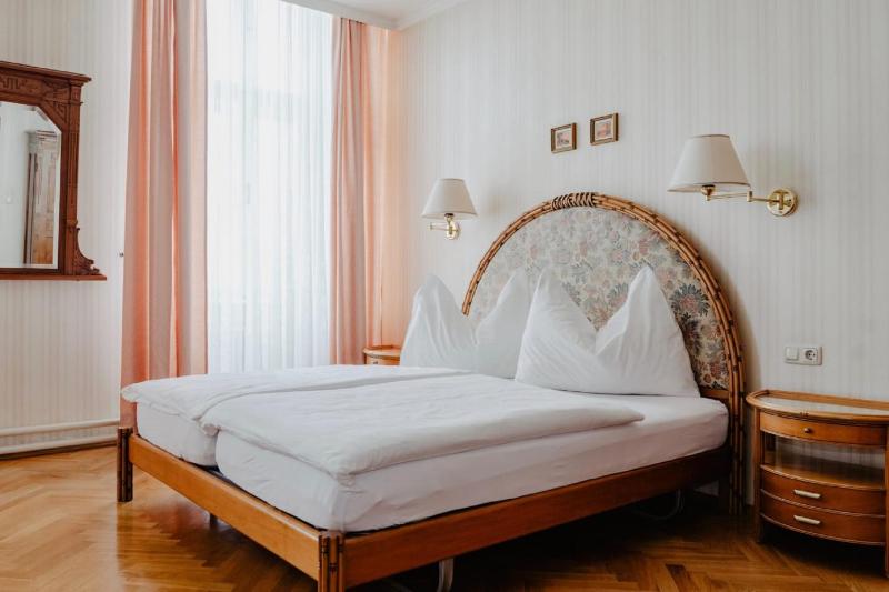 Standard Double Room image 4