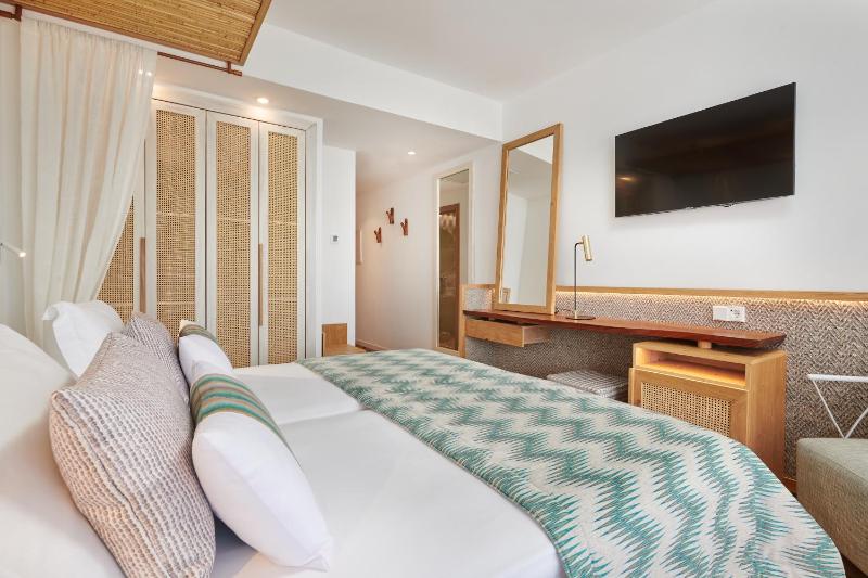 Double Room with Sea View (2 Adults) image 4