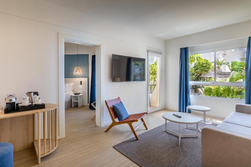 Deluxe Suite with Sea View image 4