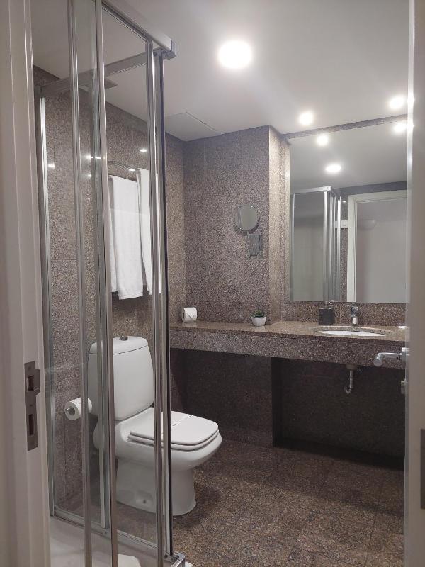 Twin Room image 2