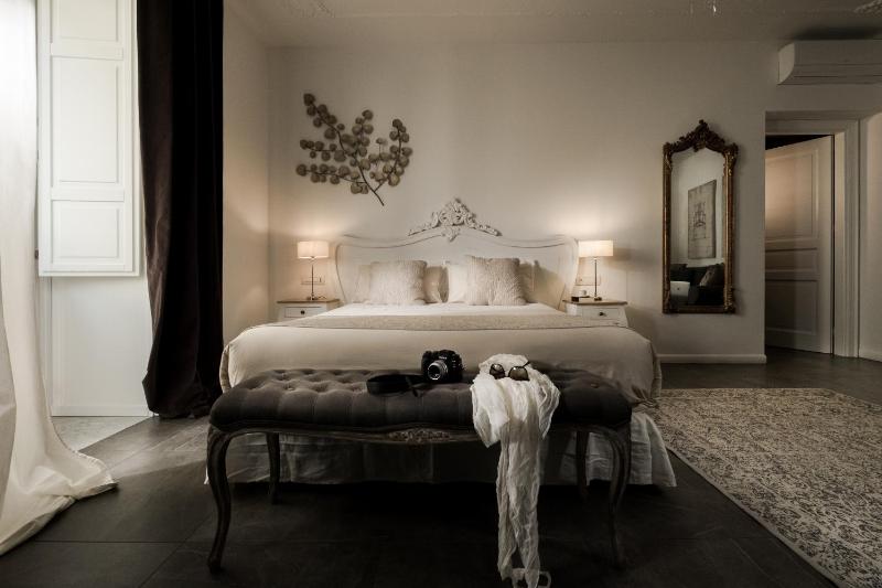 Deluxe Double Room image 3