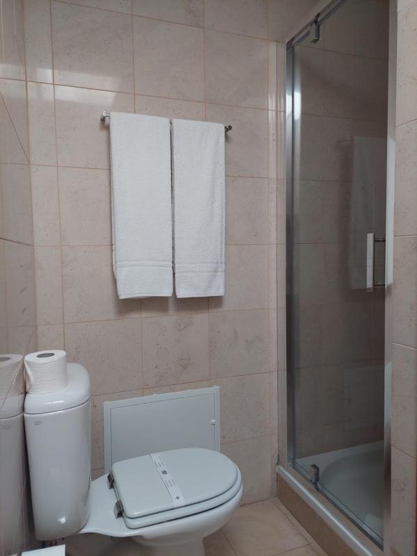 Twin Room with Lake View image 4