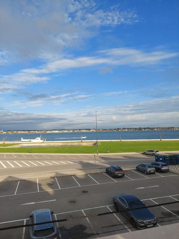 Twin Room with Lake View image 2