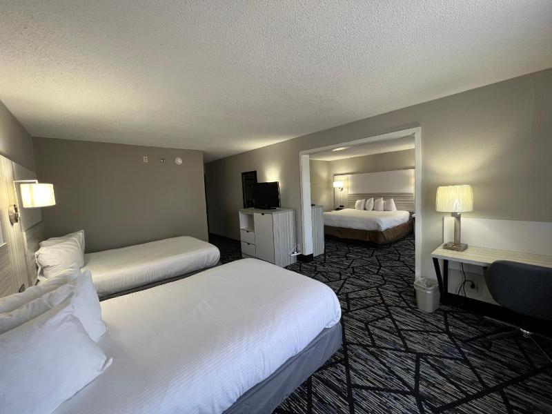 2 Double Beds and 1 King Bed, Studio Suite, Non-Smoking image 3