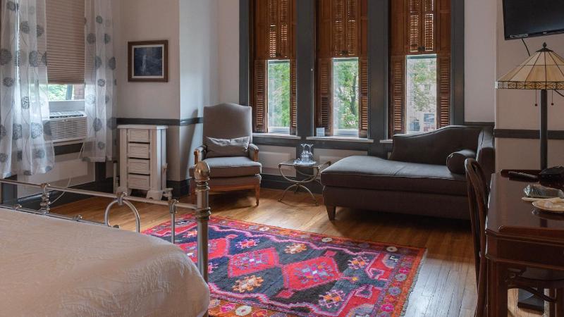 Superior King Room image 3