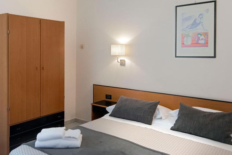 Economy Double Room image 3