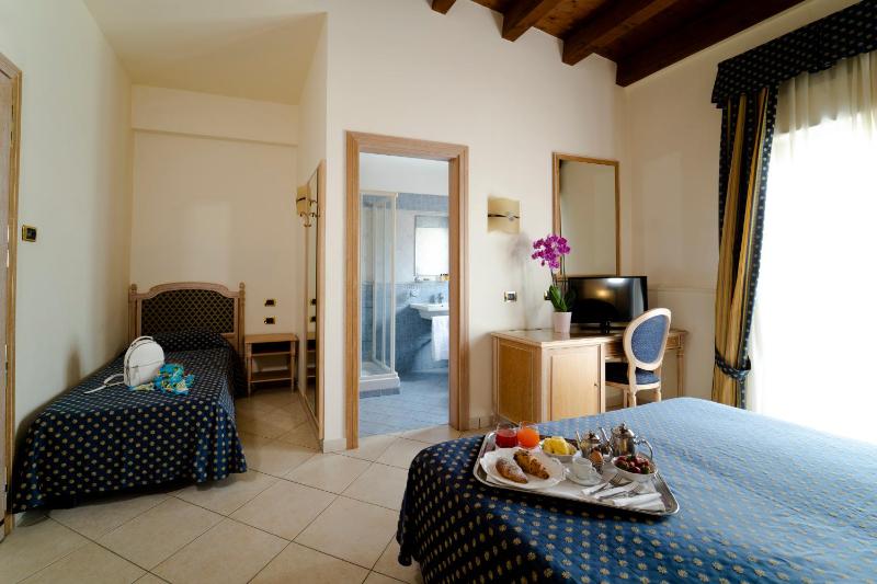 Triple Room with Terrace image 4