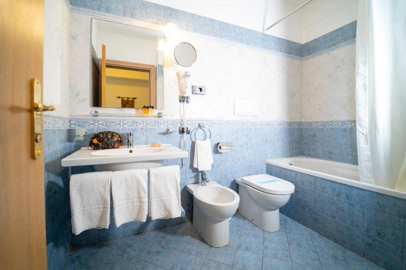 Standard Triple Room image 2