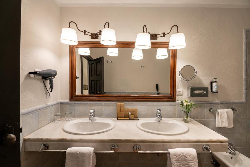 Standard Double Room (2 Adults + 1 Child) image 2