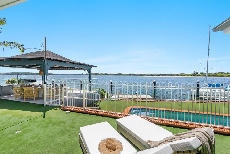 Salty Dayz - Designer Waterfront with Private Pontoon & Pool - Holiday Yamba - image 12